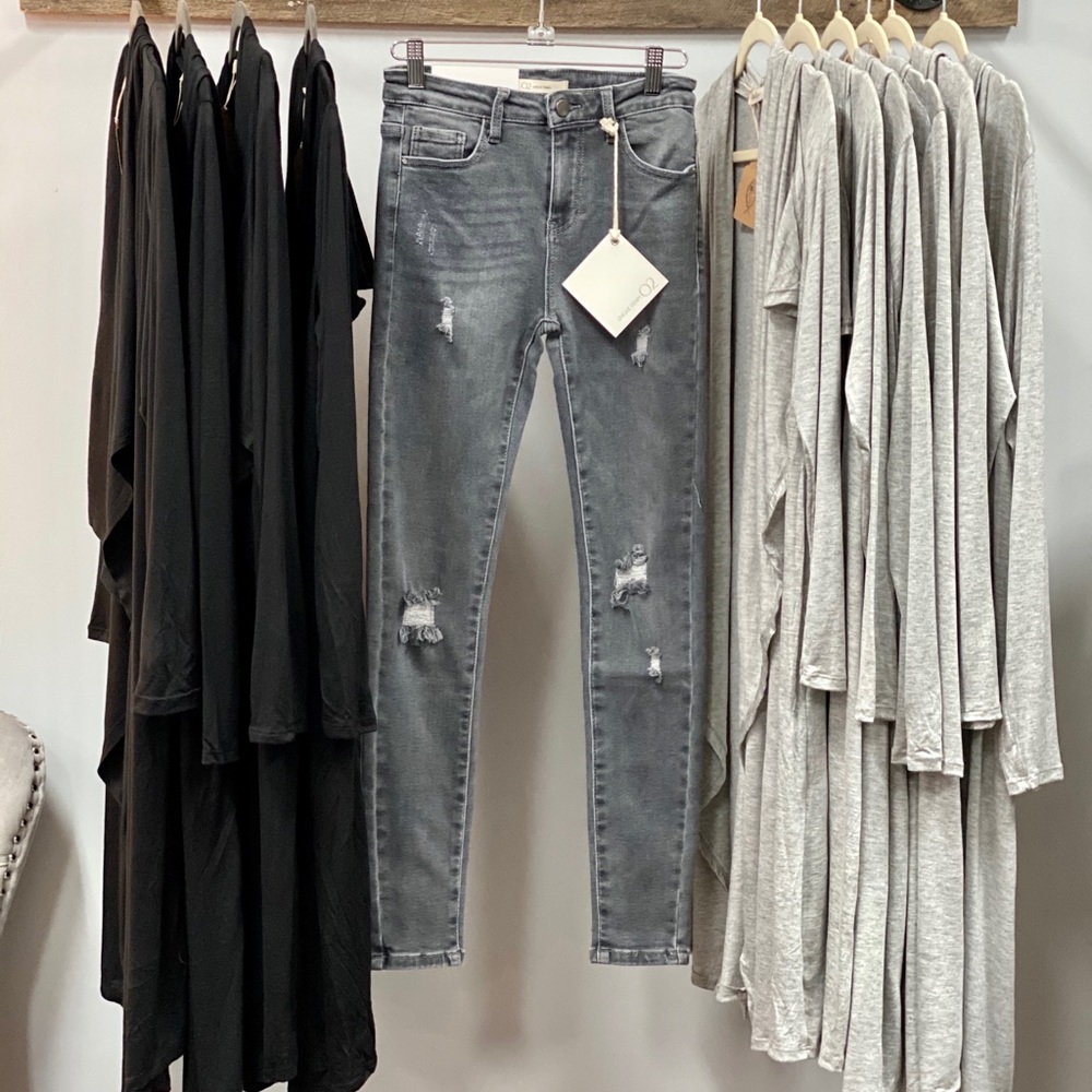NWT Q2 light grey distressed skinny jeans!